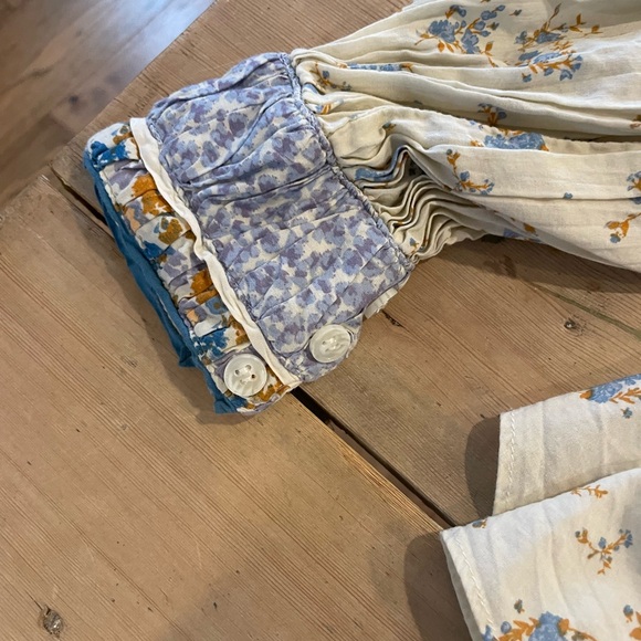 Floral blue and white peasant blouse Free People size small - Picture 3 of 6